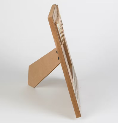 Bild av stilren fotoram med träfinish och repdetalj