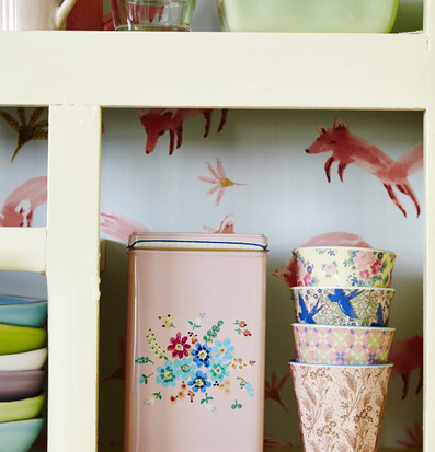 Bild av charmigt hyllarrangemang med färgglada detaljer