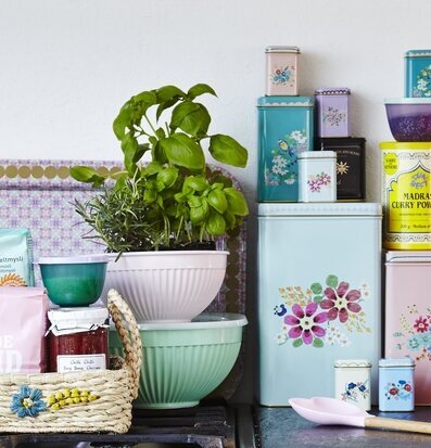 Bild av färgglada köksdetaljer och charmiga plåtburkar