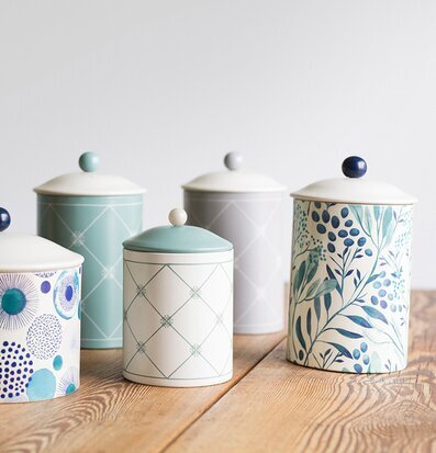 Foto av stilfulla plåtburkar för organisering hemma