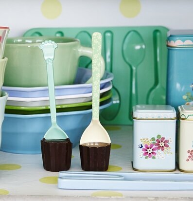 Bild av färgglada köksprodukter och harmonisk estetik