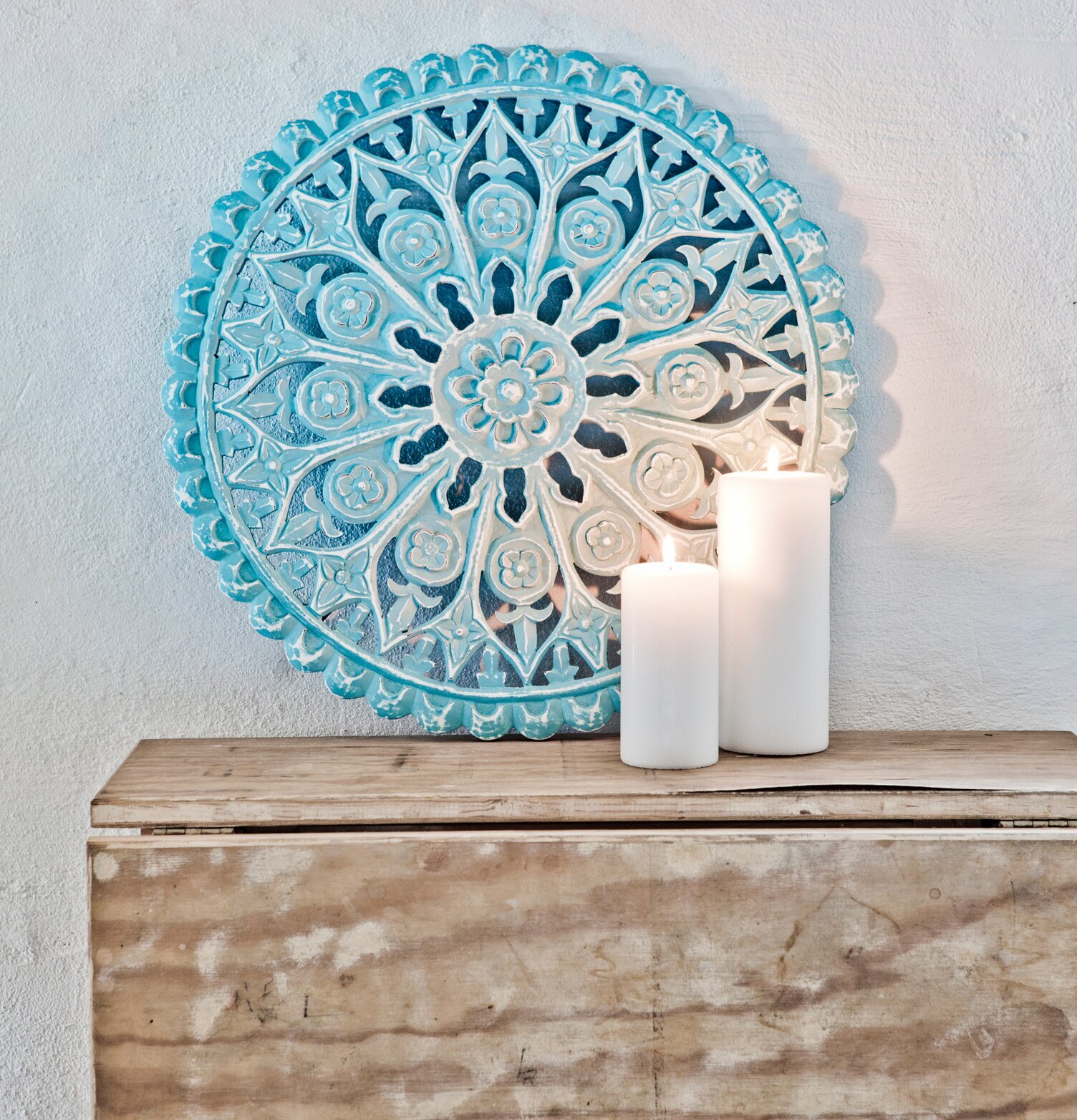 Bild av elegant väggdekoration och rustik inredning