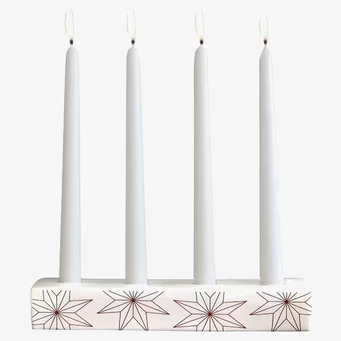 Bild av elegant adventsljusstake med stjärnmotiv