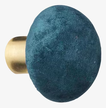 Bild av rund sammetknopp i petrol med gyllene detaljer