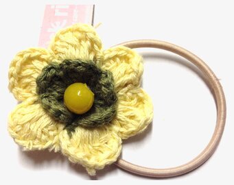 Bild av detaljrik hårsnodd med virkad blomdesign