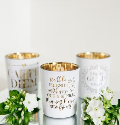 Foto av eleganta ljuslyktor med guld och vit design