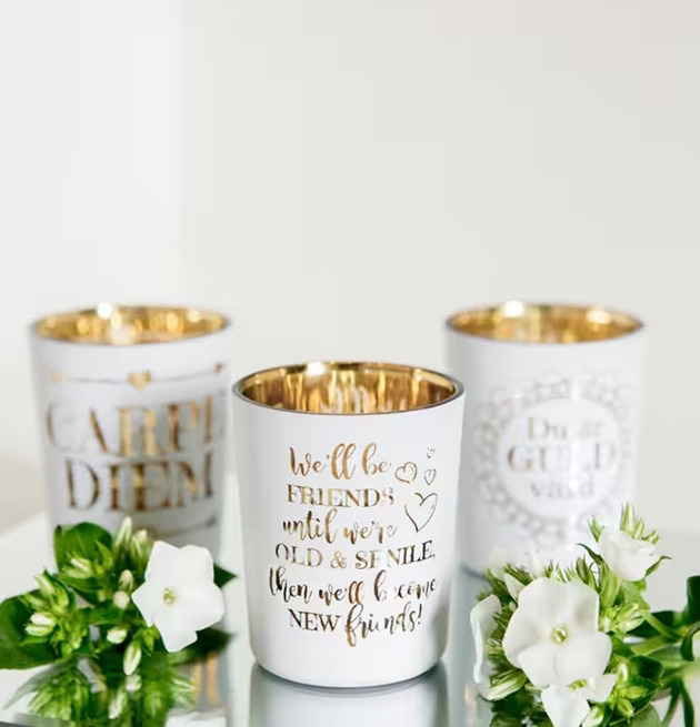 Foto av eleganta ljuslyktor med guld och vit design