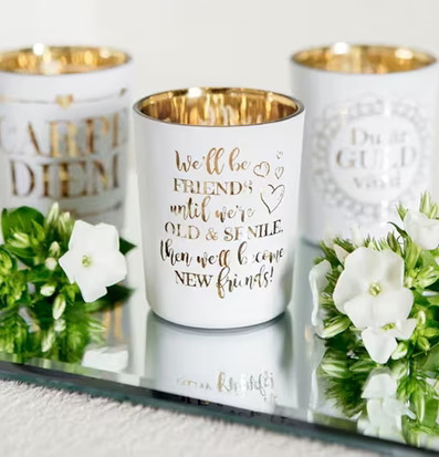 Bild av eleganta ljuslyktor med vit och guld estetik