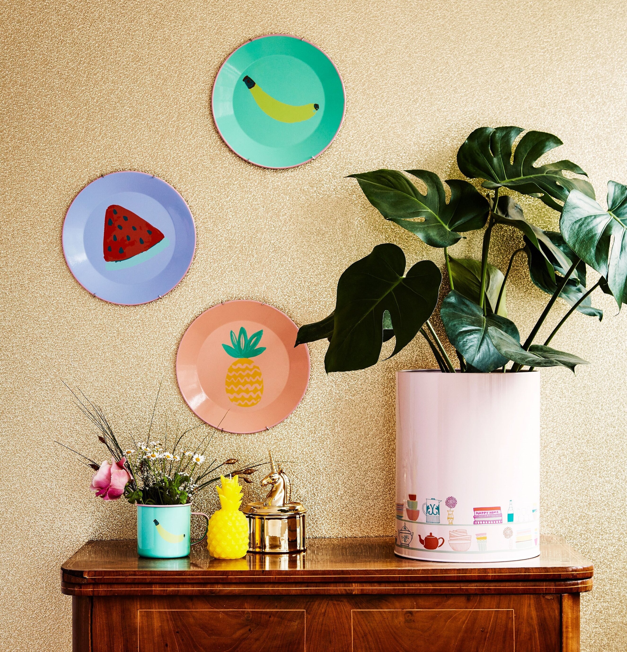 Bild av färgglad inredning med fruktmotiv och växter