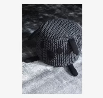 Foto av unik, lekfull sittpuff i djup svart design
