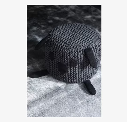 Sittpuff Bunny Black från By ON i ett hemtrevligt rum