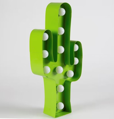 Foto av dekorativ kaktuslampa i livfull grön nyans