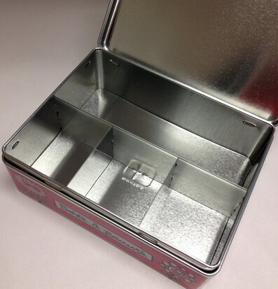 Bild av rosa metallbox med elegant och praktisk design