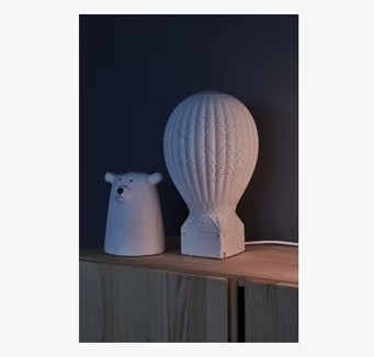 Bild av modern bordslampa och minimalistisk inredning
