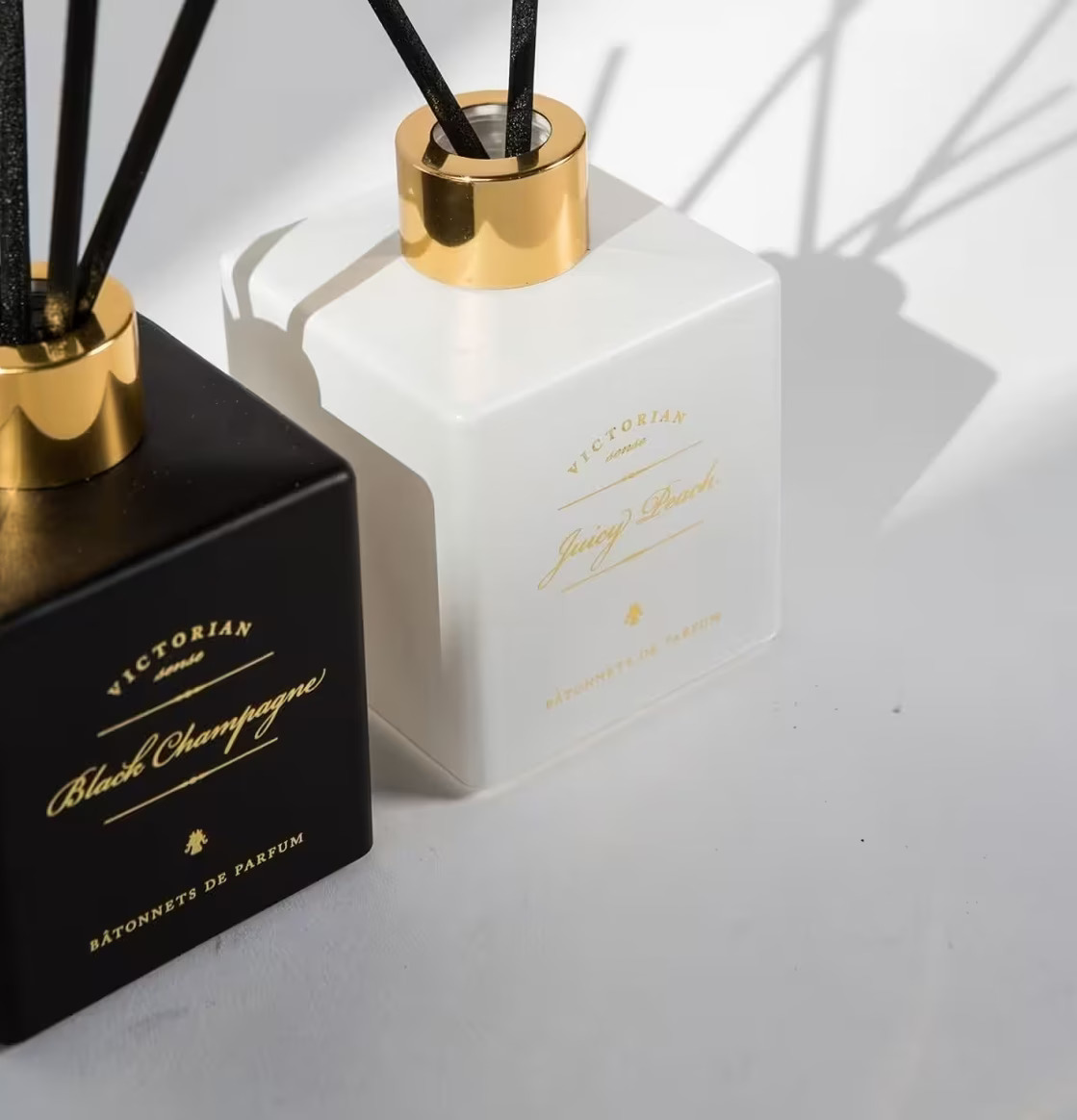 Bild av eleganta doftpinnar med lyxiga detaljer