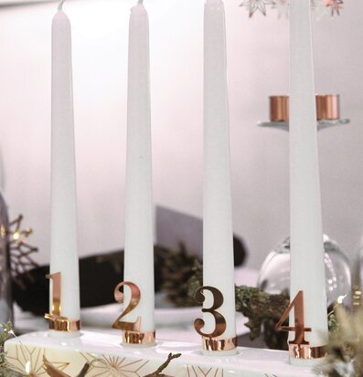 Bild av adventsljusstake med elegant juldekoration