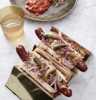 Bild av elegant dukning med guldfärgade taco-ställ