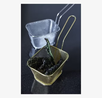 Bild av eleganta metallkorgar för servering och dekoration