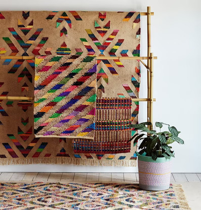 Bild av färgglada mattor och växt i harmonisk scen