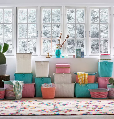 Bild av ljus inredning med färgglada förvaringslösningar