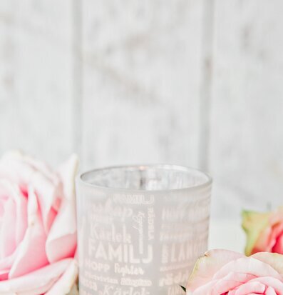 Bild av ljushållare med rosor och lantlig bakgrund