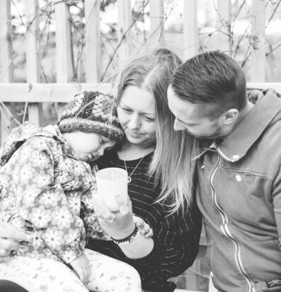 Bild av familjesamhörighet och vardagslivets ögonblick