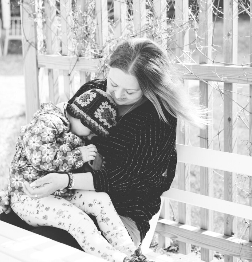 Bild av närhet och omsorg i tidlös svartvitt stil