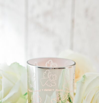 Bild av elegant ljushållare med blommor och gravyrer