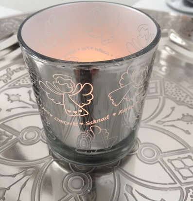 Bild av dekorativ ljuslykta med änglamotiv och ord