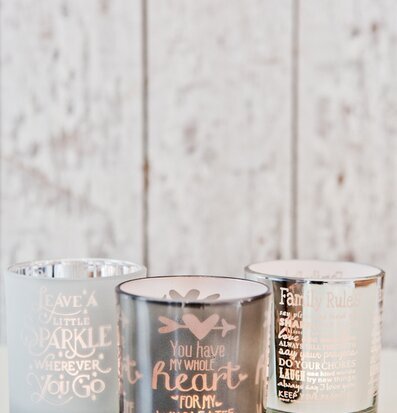 Foto av eleganta glasljuslyktor med inspirerande texter