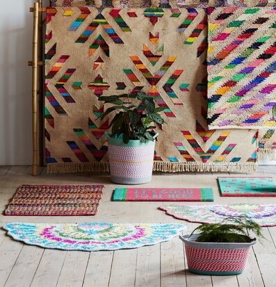 Bild av färgglada textiler och geometriska mönster