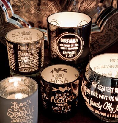 Bild av stämningsfulla ljuslyktor med kärleksbudskap