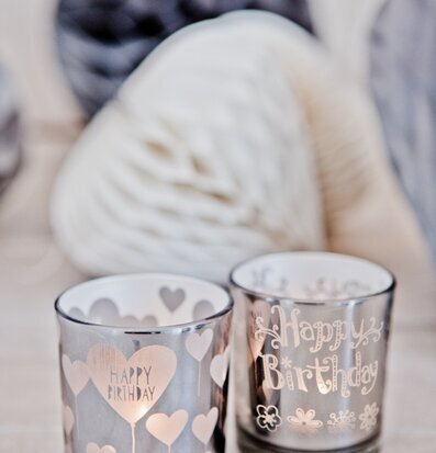 Bild av två vackra glasljuslyktor för födelsedagar