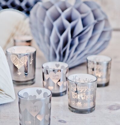 Bild av eleganta ljushållare för födelsedagsfirande