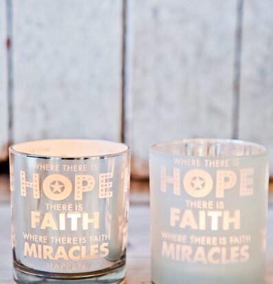 Bild av ljuslyktor som skapar en rogivande stämning