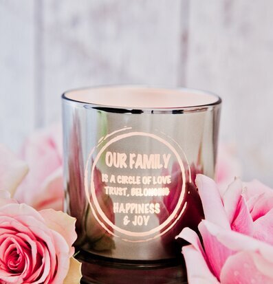 Bild av elegant ljuslykta med rosor och inspirerande text