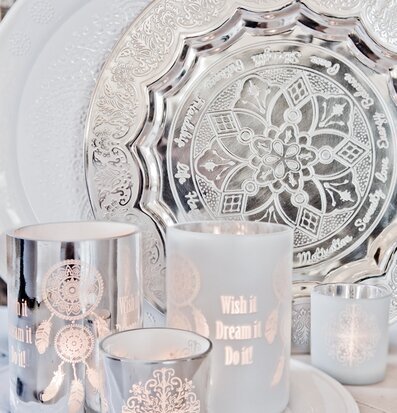 Bild av dekorativa föremål med ljuslyktor och brickor