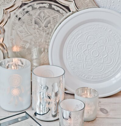 Bild av stilfull heminredning med silver och trädetaljer