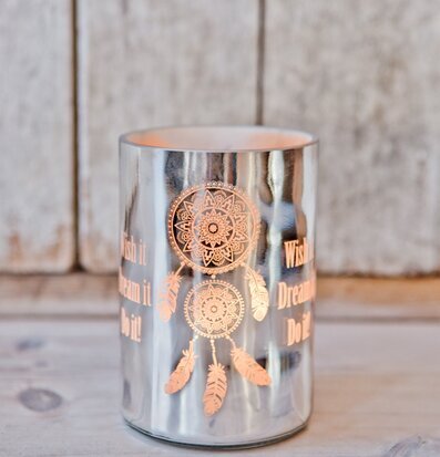 Bild: Dekorativ ljuslykta med drömfångarmotiv i silver