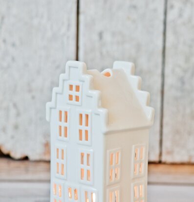 Bild av dekorativ keramisk lykta i form av ett hus