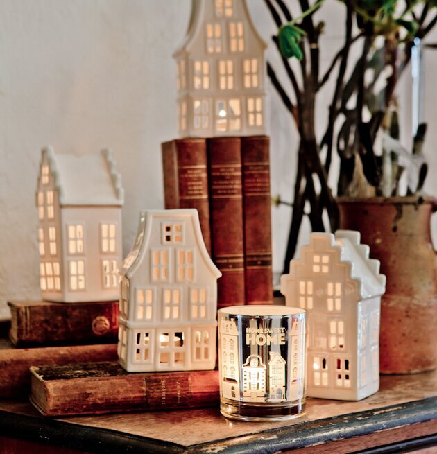 Lykta Hus No 1 från Majas Cottage på rustik trämöbel