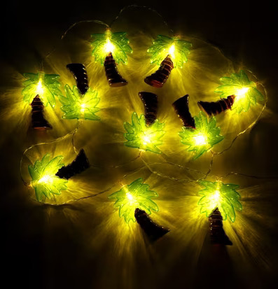 Foto av färgglad ljusslinga med tropiska palmer