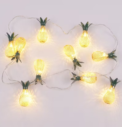 Foto av LED-ljusslinga med ananasformade dekorationer