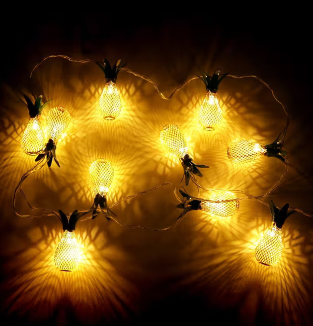 Bild av gyllene ananasformad ljusslinga med LED-ljus