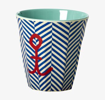 Bild av färgglad mugg med marin design och mönster