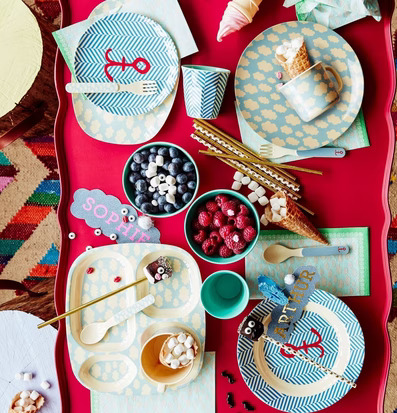 Bild av färgglad och lekfull dukning med molnmönster