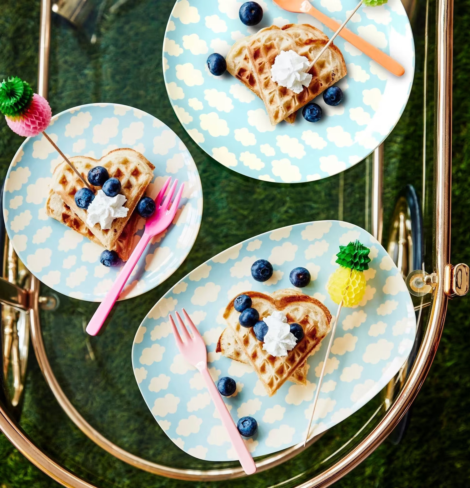 Tallrik Cloud Print från Rice med våfflor och färgglada gafflar