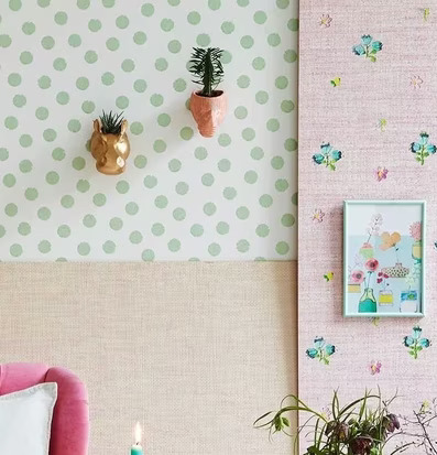 Foto av stilfullt rum med hängande krukor och växter