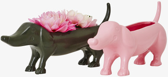 Bild av livfulla taxformade blomkrukor i två färger