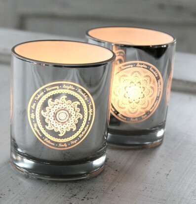 Bild av dekorativa ljushållare med paisleymönster